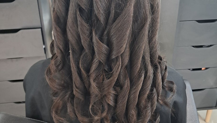 Yazz Hair and Beauty imej 1