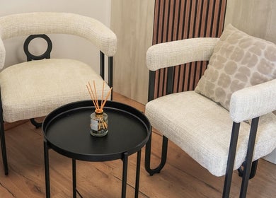 Coin détente chic avec fauteuils à Au Salon de Camille, Mantry, Bourgogne-franche-comté, FR.