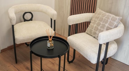 Coin détente chic avec fauteuils à Au Salon de Camille, Mantry, Bourgogne-franche-comté, FR.