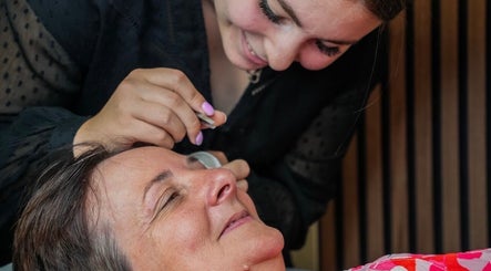 Esthéticienne offrant un soin du visage à Au Salon de Camille, Mantry, Bourgogne-franche-comté, FR.