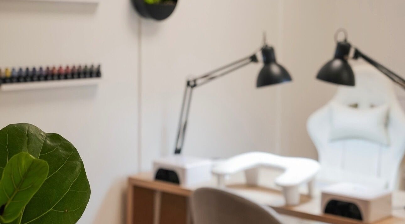 Espace de manucure moderne à Au Salon de Camille, Mantry, Bourgogne-franche-comté, FR.