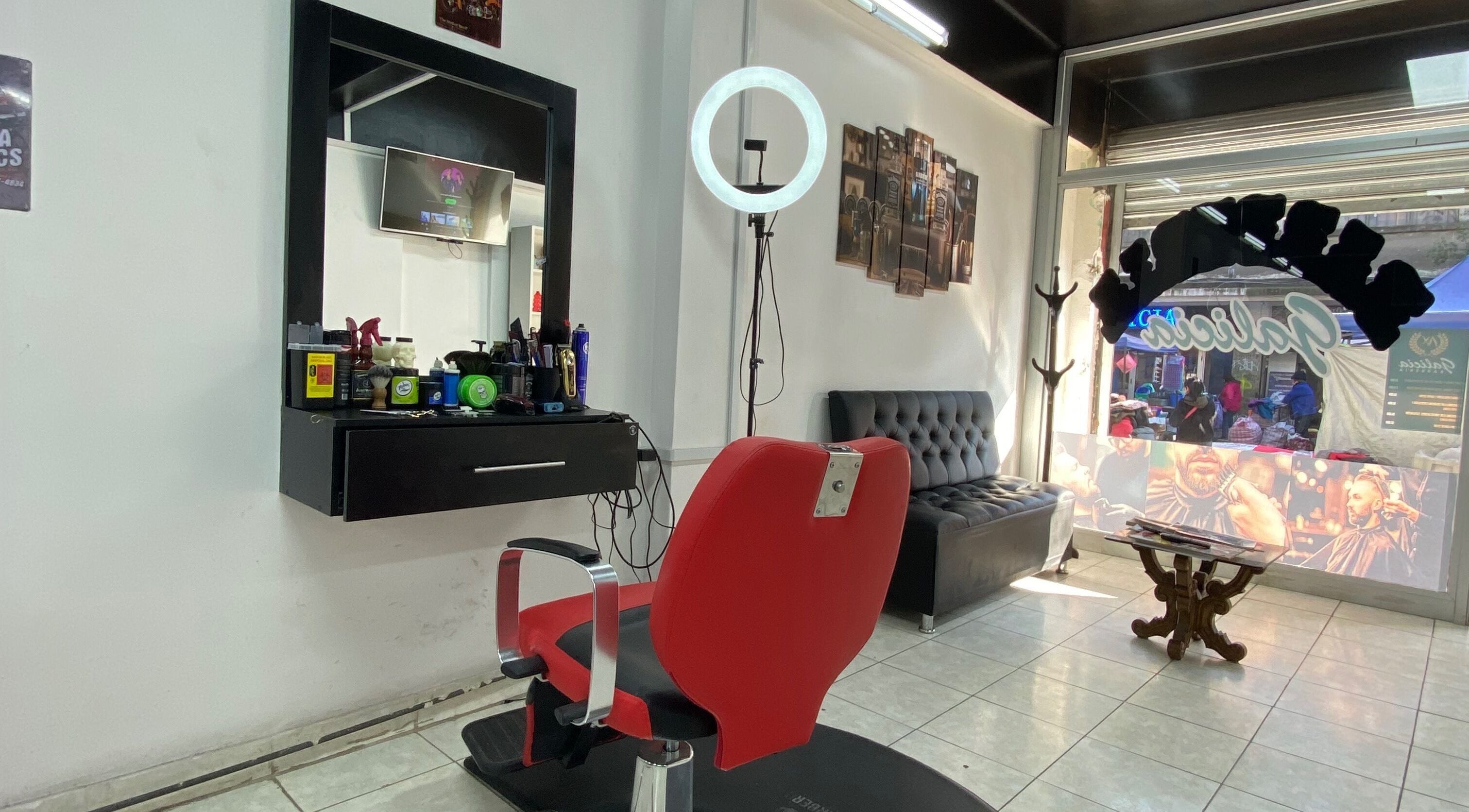 Interior de Barberia Galicia en Santiago, Región Metropolitana, CL, mostrando un sillón elegante y estación de trabajo.