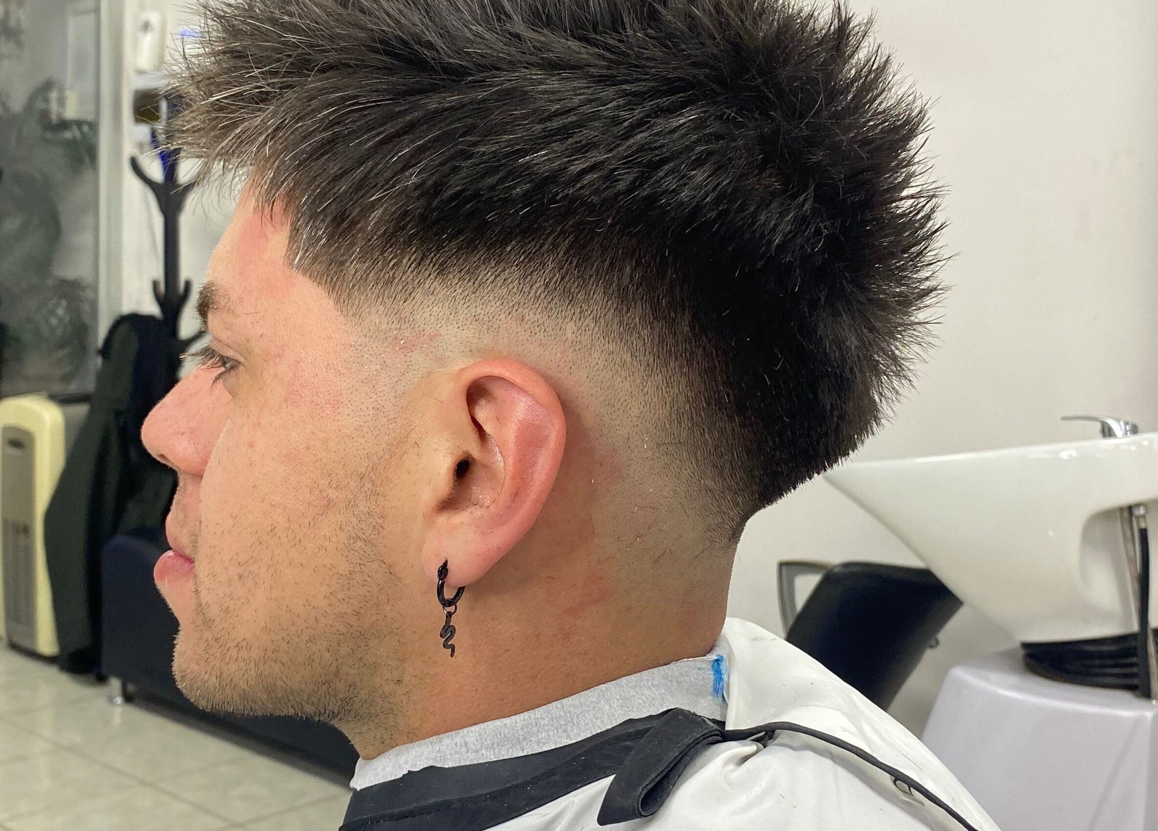 Corte moderno en Barberia Galicia, Santiago, Región Metropolitana, CL. Estilo urbano con degradado.