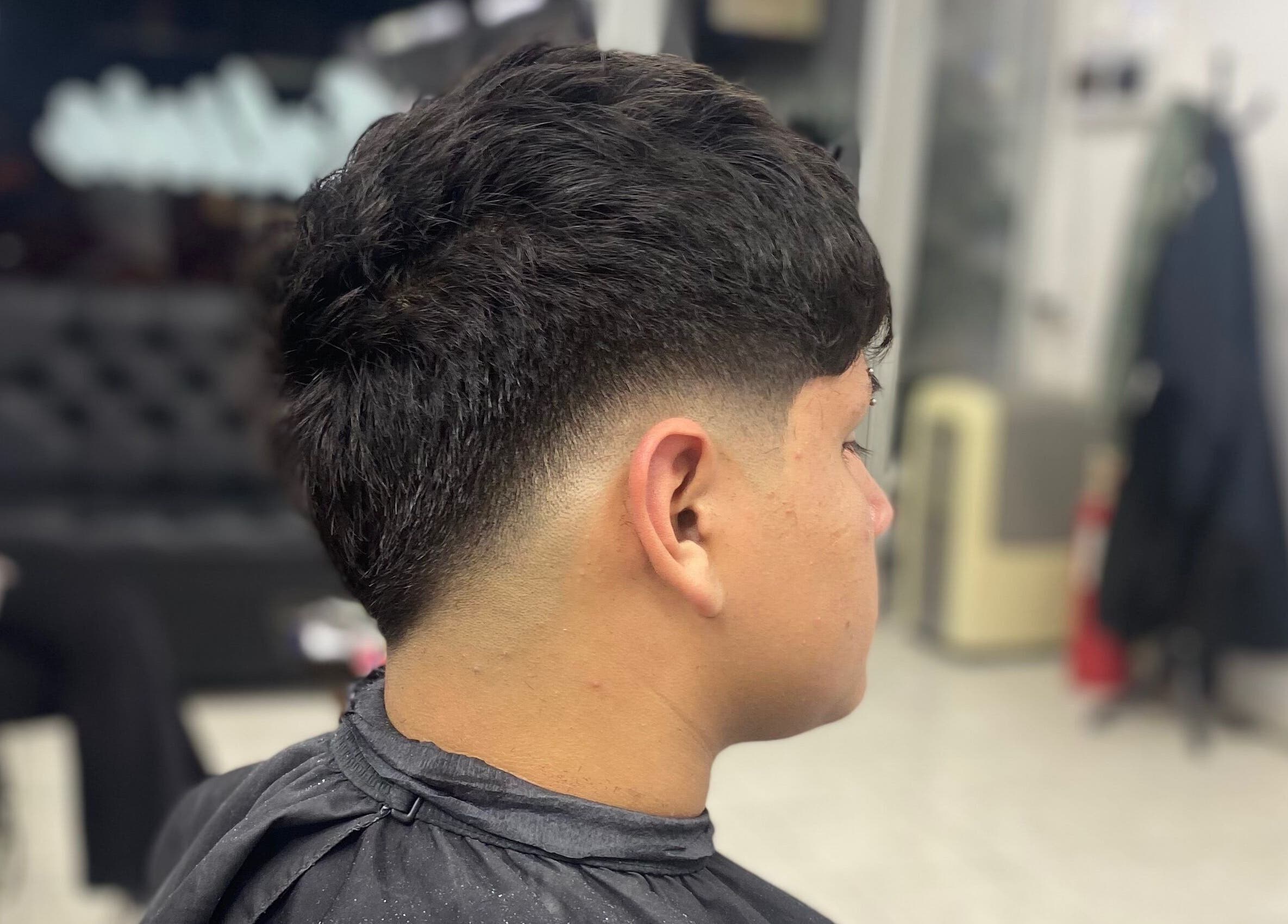 Corte de cabello moderno en Barberia Galicia, Santiago, Región Metropolitana, CL.