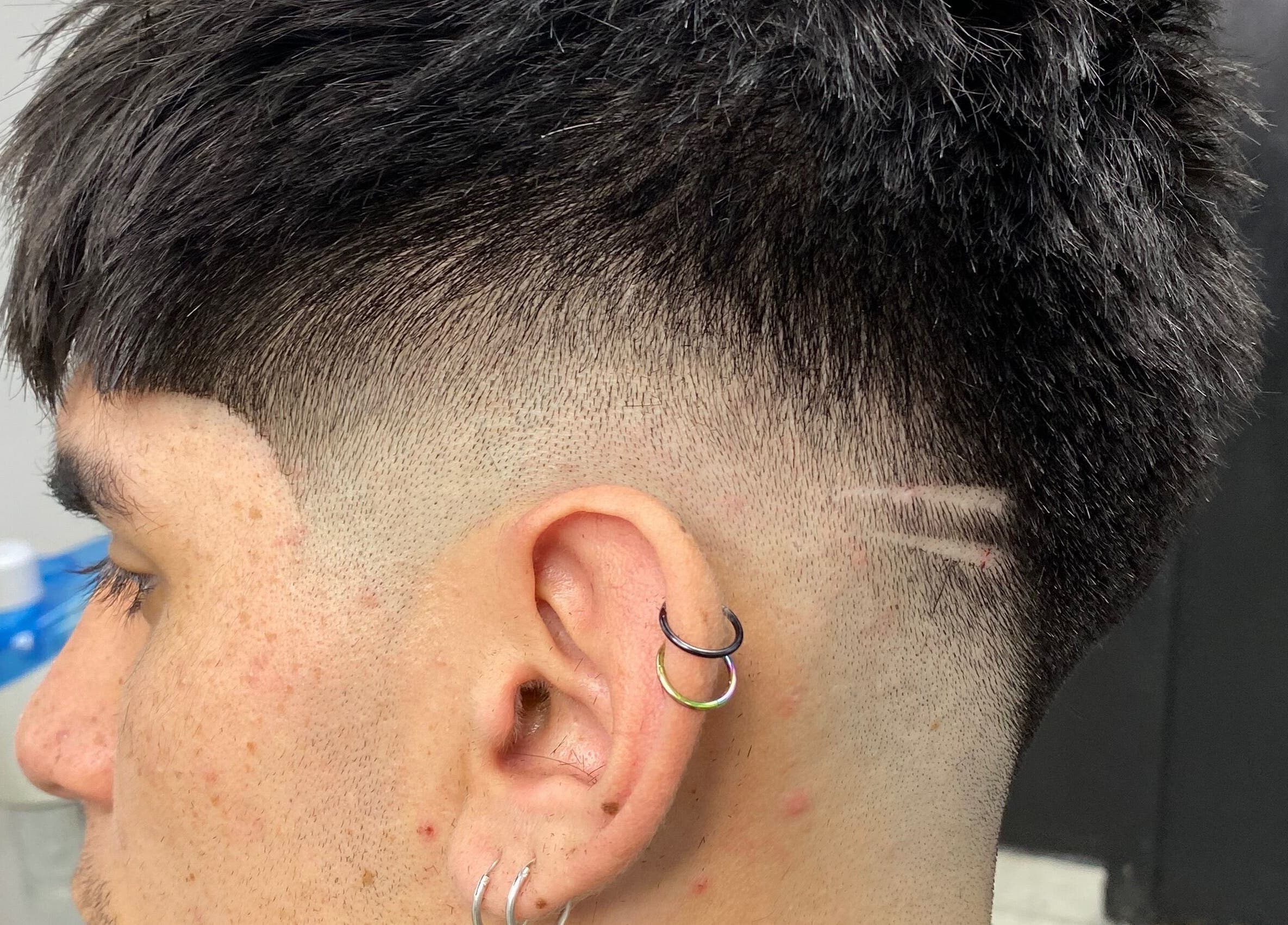 Corte de cabello moderno en Barberia Galicia, Santiago, Región Metropolitana, CL, con diseño detallado.