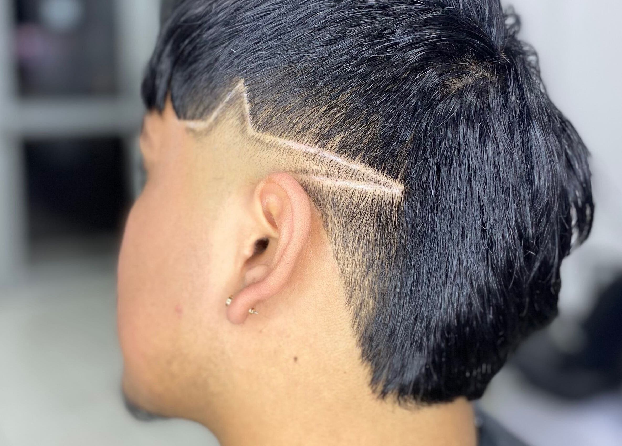 Corte de pelo con diseño zigzag en Barberia Galicia, Santiago, Región Metropolitana, CL.
