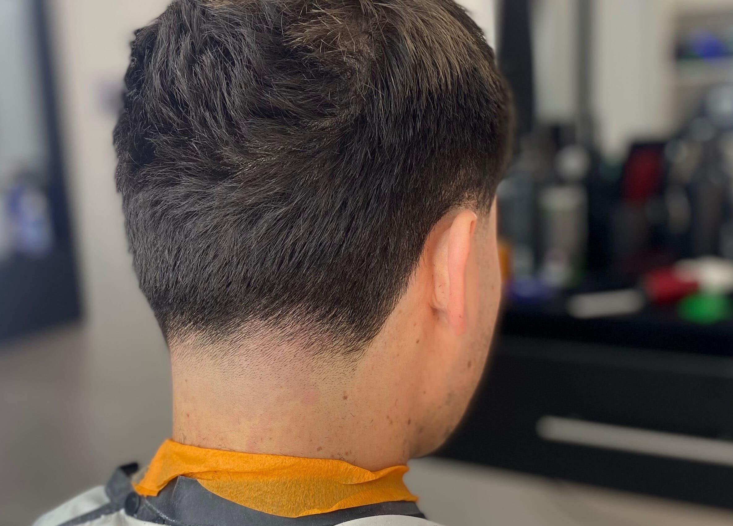 Corte de cabello elegante en Barberia Galicia, Santiago, Región Metropolitana, CL.