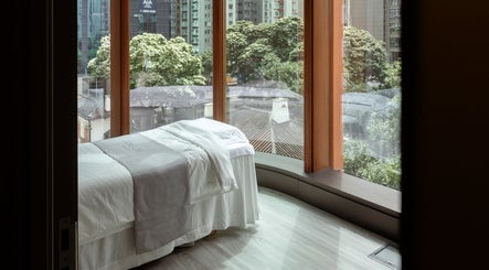 Time Off Beauty 在香港堡垒山的疗程室，窗外景观令人放松。