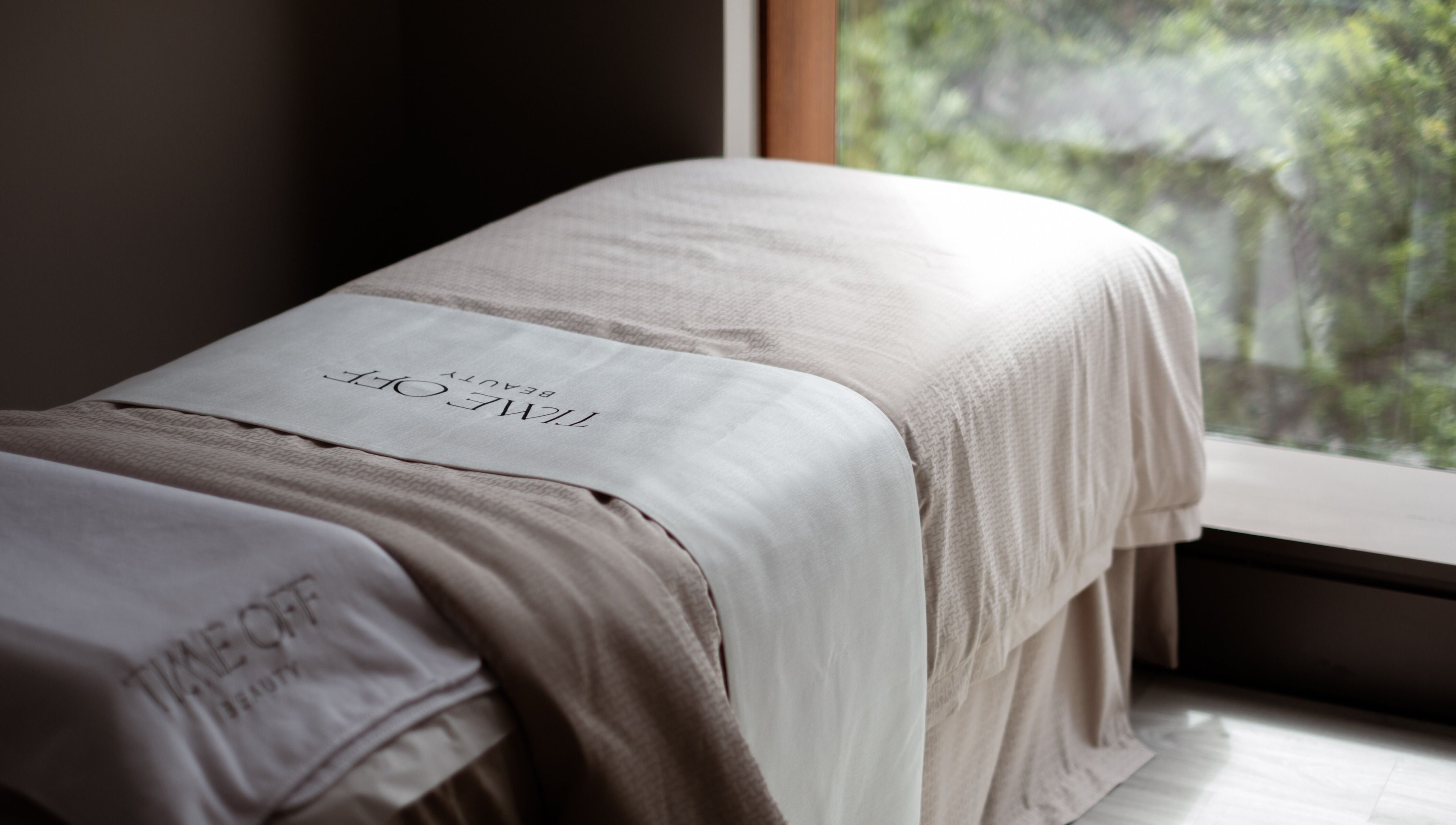 Time Off Beauty 位于香港炮台山的舒适美容疗程床，享受宁静体验。