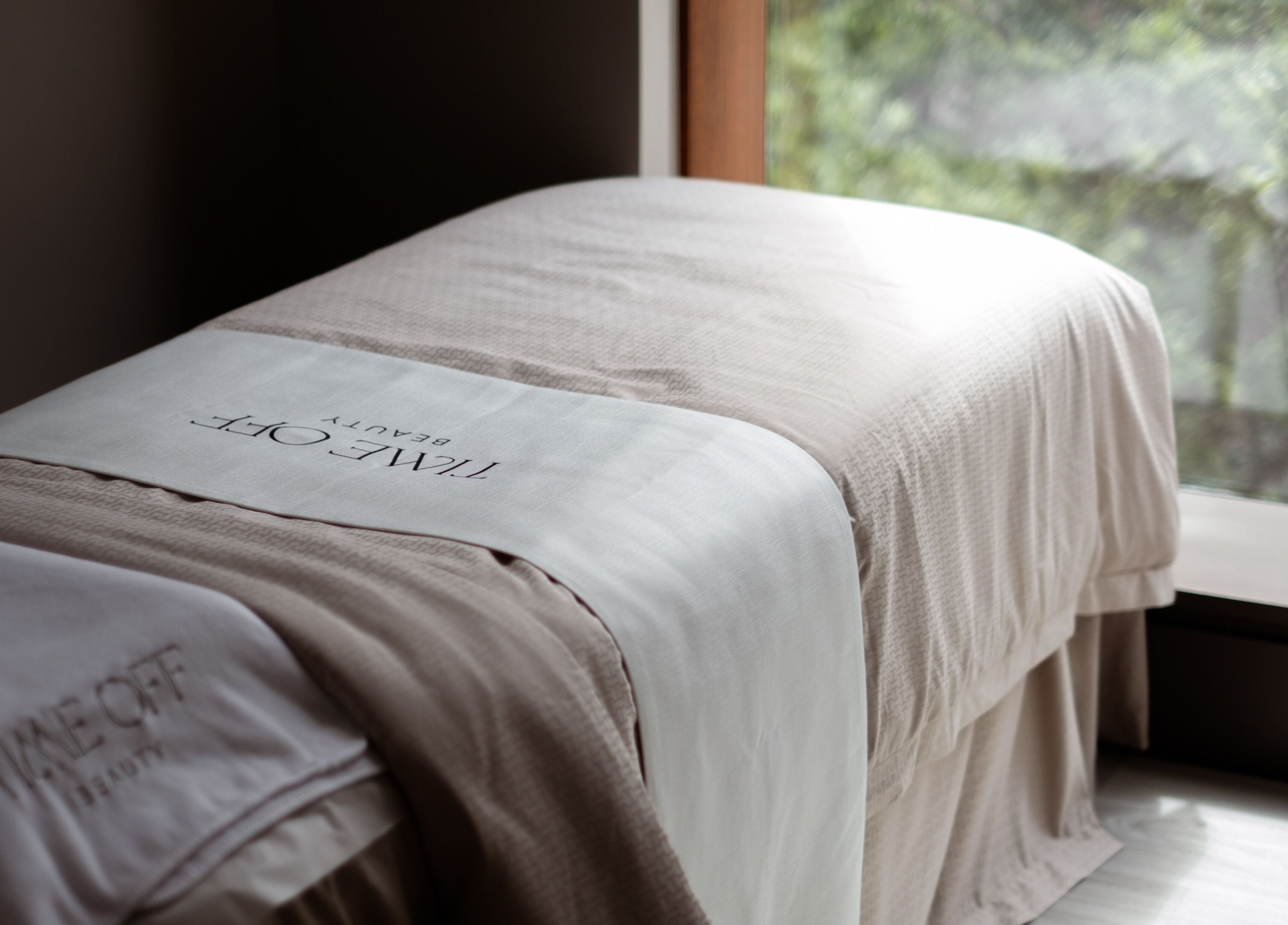 Time Off Beauty 位于香港炮台山的舒适美容疗程床，享受宁静体验。