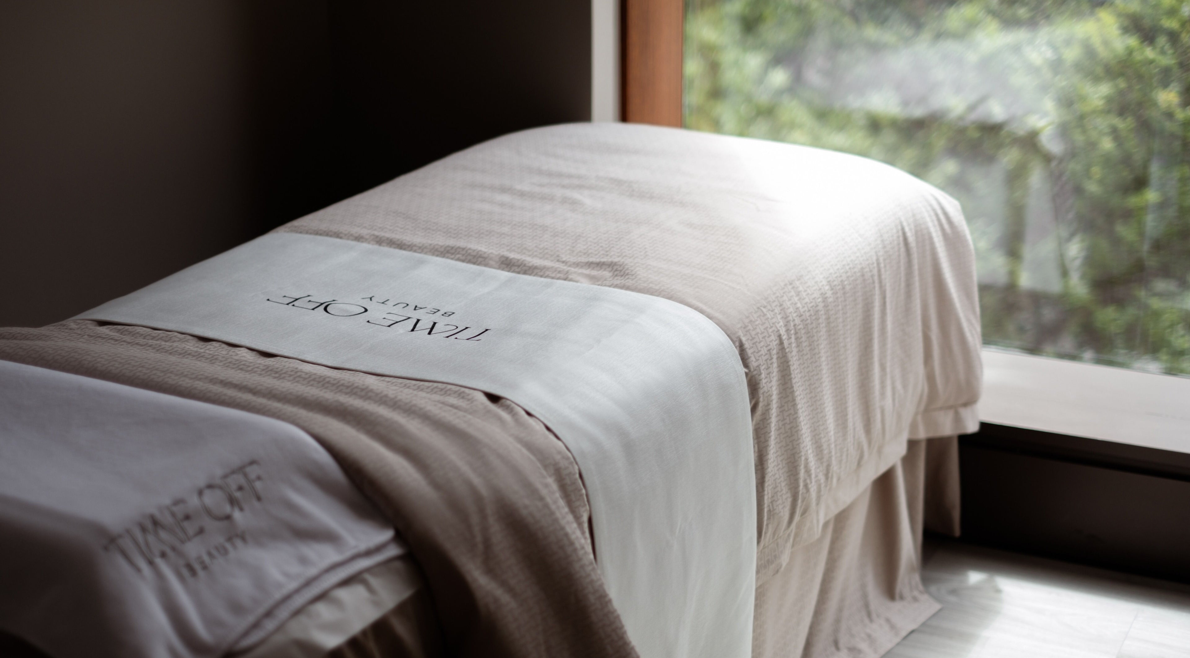 Time Off Beauty 位于香港炮台山的舒适美容疗程床，享受宁静体验。