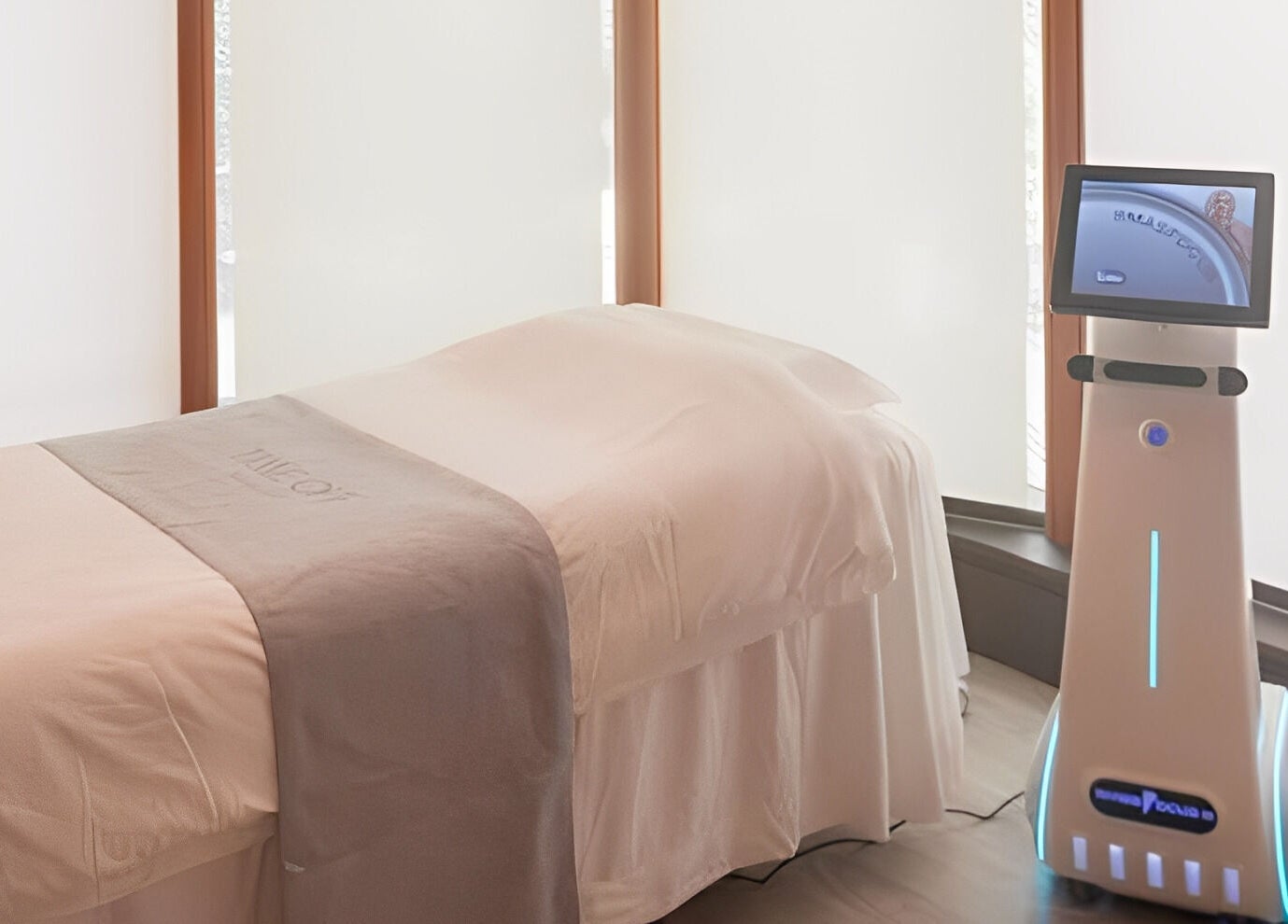 Time Off Beauty 位于香港堡垒山的舒适疗程室内景，展现现代化护理设备。