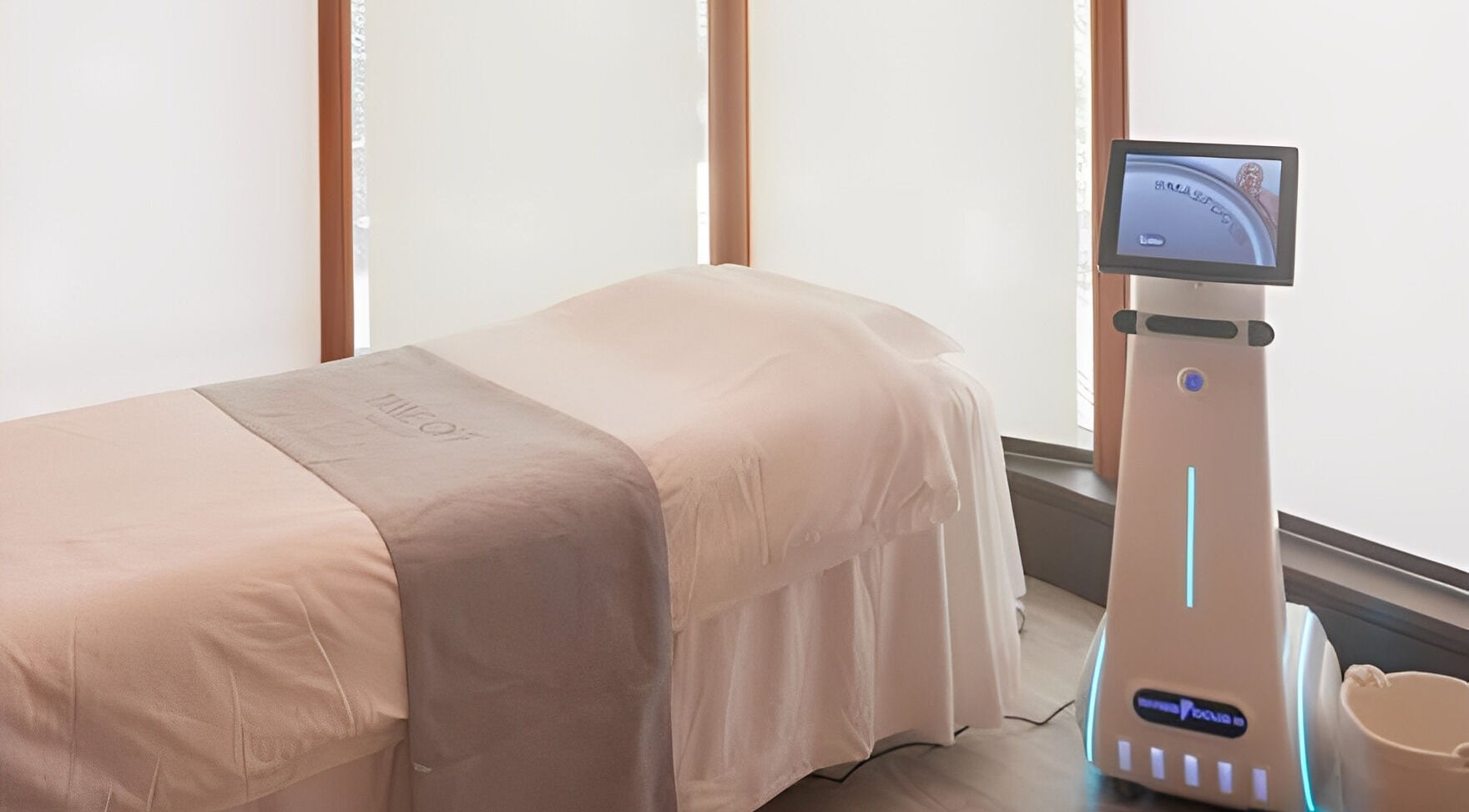 Time Off Beauty 位于香港堡垒山的舒适疗程室内景，展现现代化护理设备。