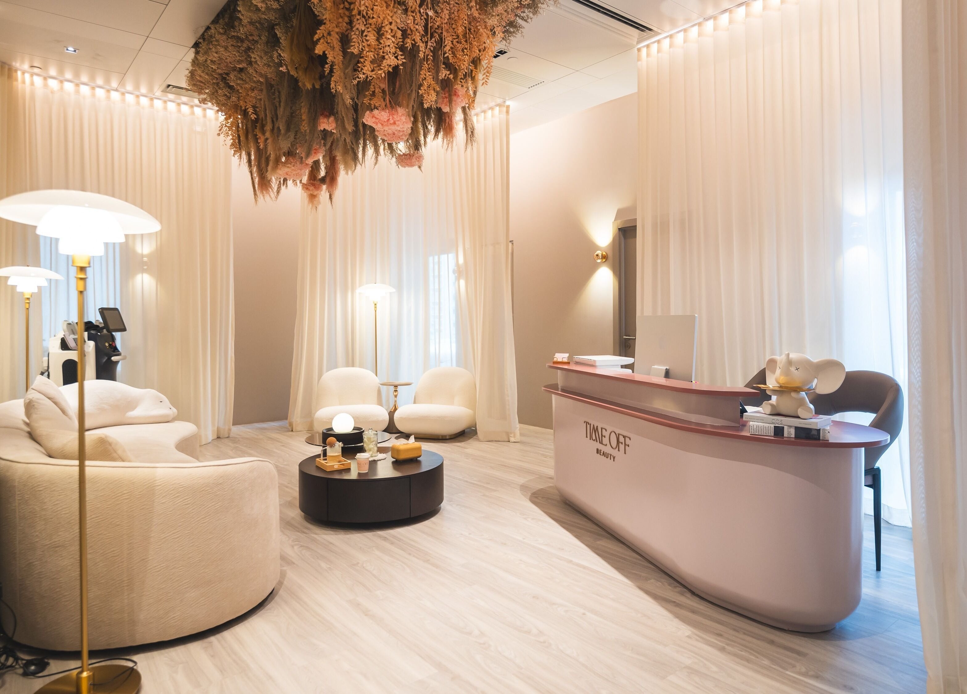 Time Off Beauty位于香港堡垒山的优雅接待区，提供宁静的氛围。