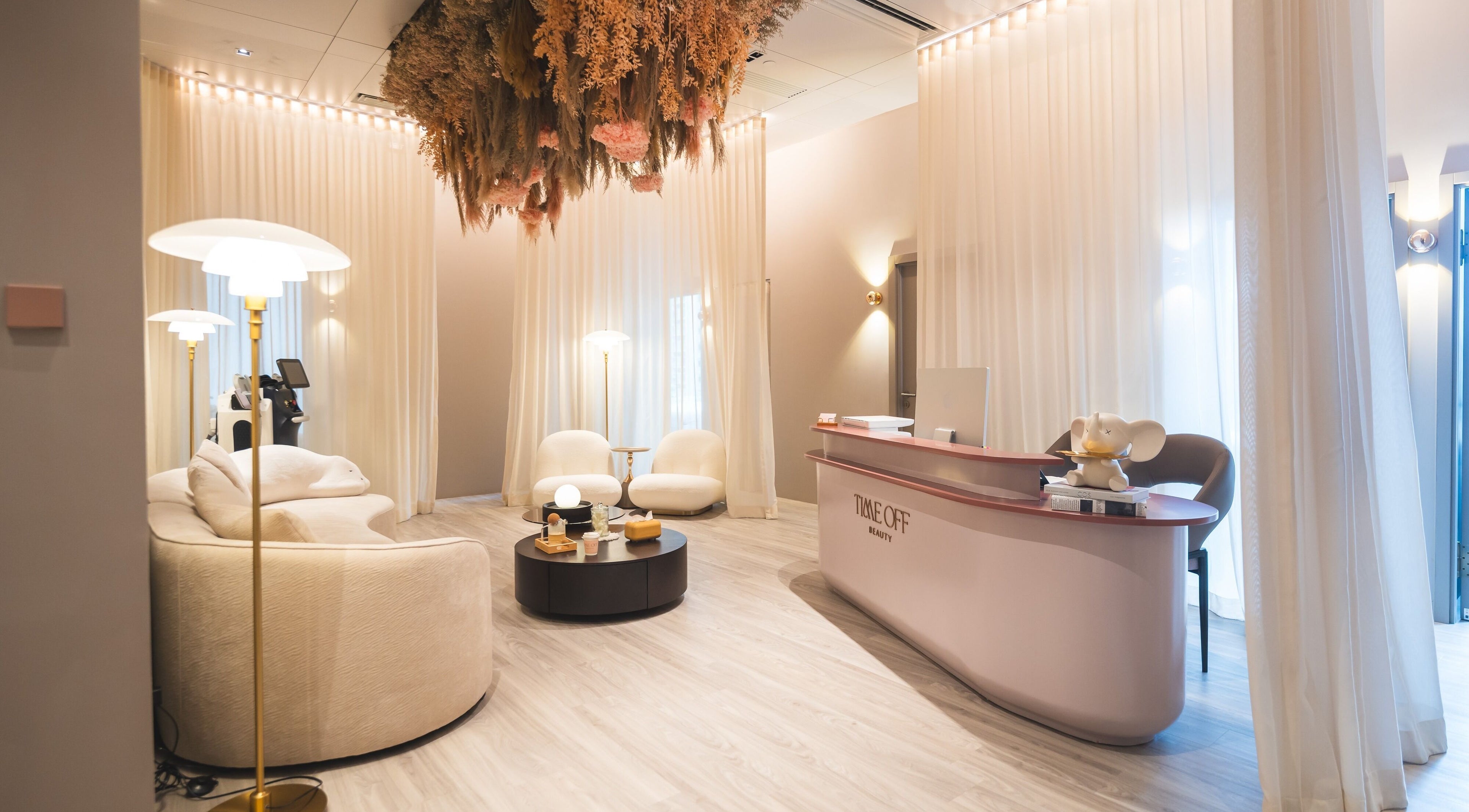 Time Off Beauty位于香港堡垒山的优雅接待区，提供宁静的氛围。