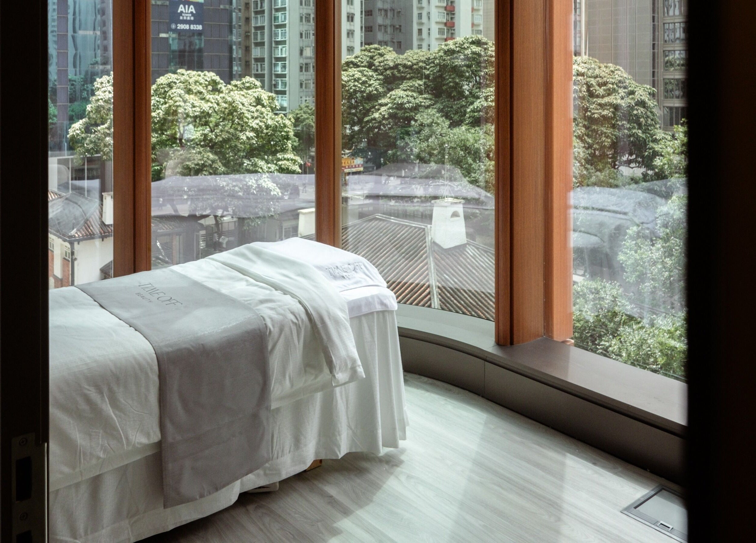 Time Off Beauty 位于香港 Fortress Hill 的明亮按摩房，绿景尽收眼底。