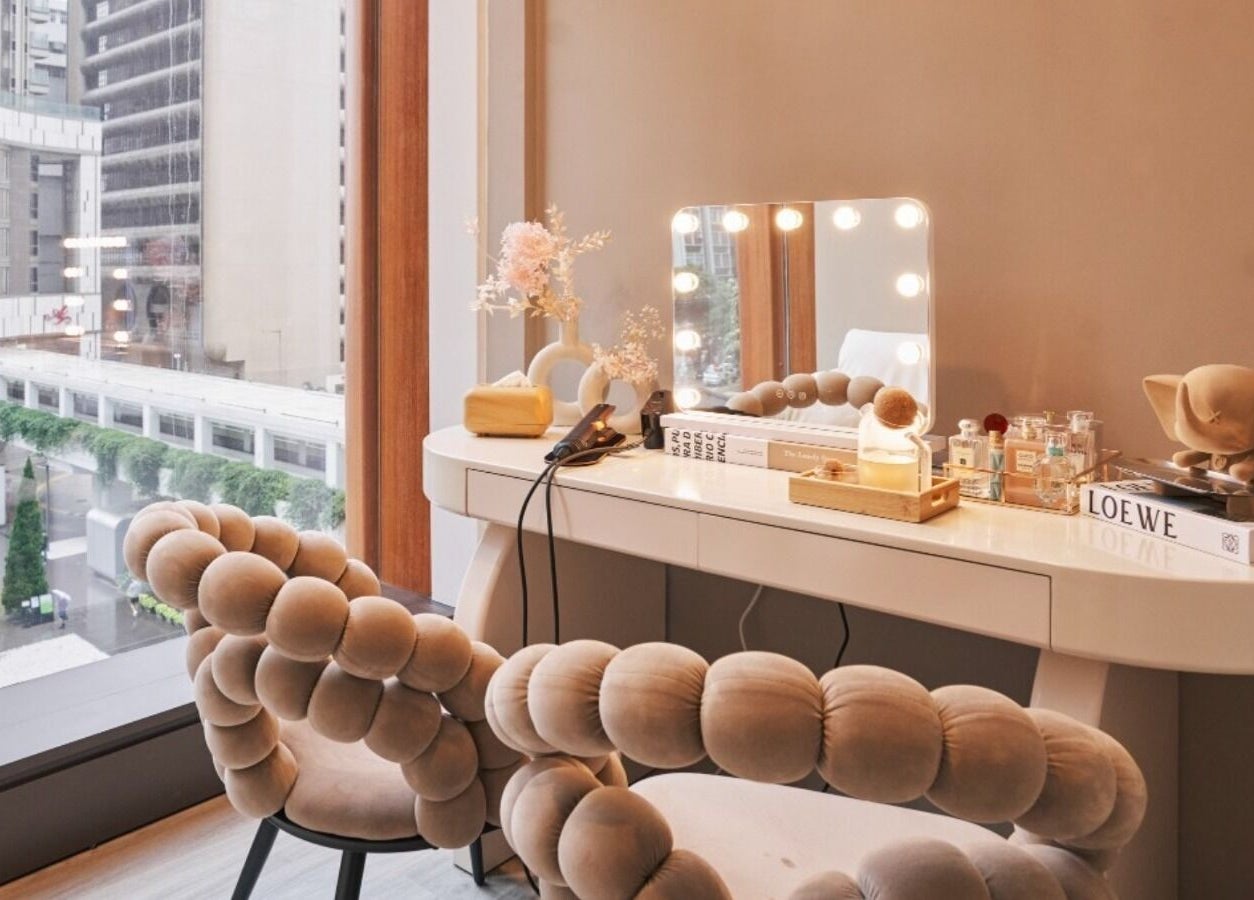 Fortress Hill Time Off Beauty 的化妆台和椅子，提供香港舒适美容体验。