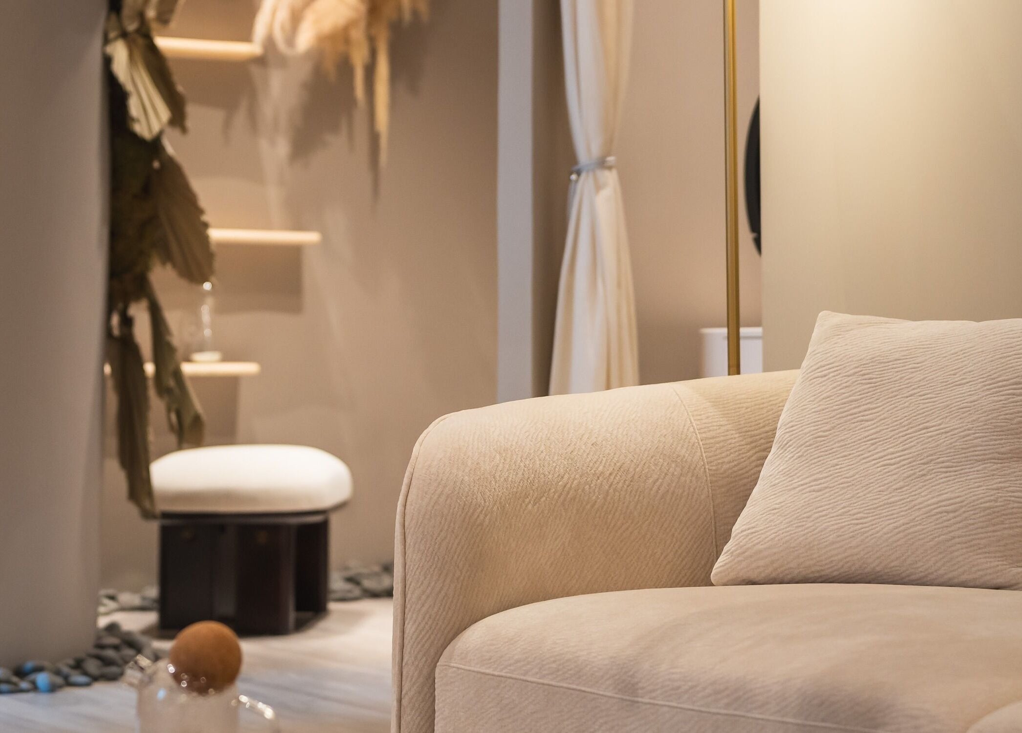 Time Off Beauty在香港炮台山的优雅休息区，提供舒适氛围。