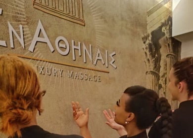 Εσωτερικός χώρος στο En Athinais Massage στην Αθήνα, GR με προσωπικό που καλωσορίζει τους επισκέπτες.