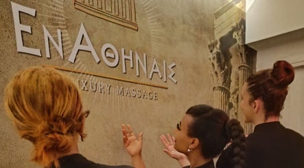 Εσωτερικός χώρος στο En Athinais Massage στην Αθήνα, GR με προσωπικό που καλωσορίζει τους επισκέπτες.