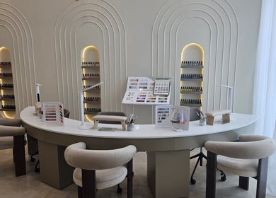 Stylish nail care station at Dilara Beauty Salon, دبي, دبي, AE with modern design and vibrant polish display.