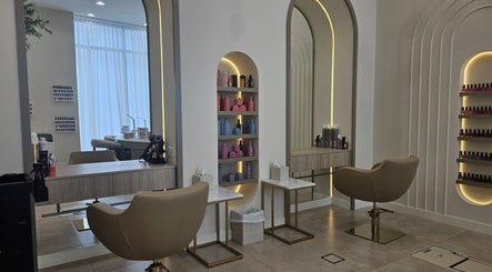 Sophisticated styling stations at Dilara Beauty Salon, دبي, دبي, AE featuring sleek, modern design elements.