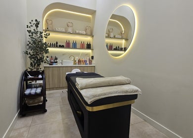 Relaxing treatment room at Dilara Beauty Salon, دبي, دبي, AE with a plush bed and ambient lighting.