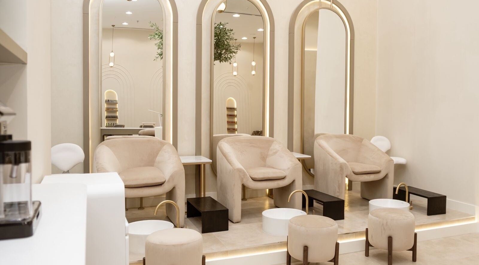 Luxurious seating at Dilara Beauty Salon in دبي, دبي, AE featuring plush chairs and stylish decor.