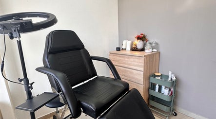 Modern beauty chair at Femmi.Studio, Luz, Faro, PT, with cozy decor and treatment essentials.