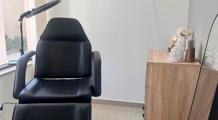 Modern beauty chair in Femmi.Studio, located in Luz, Faro, PT, offering a serene wellness environment.
