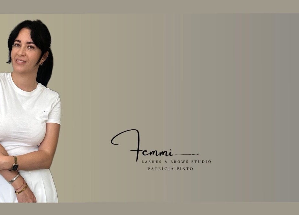 Profissional em Femmi.Studio, Lagos, Faro, PT, destacando-se em beleza e bem-estar em ambiente acolhedor.