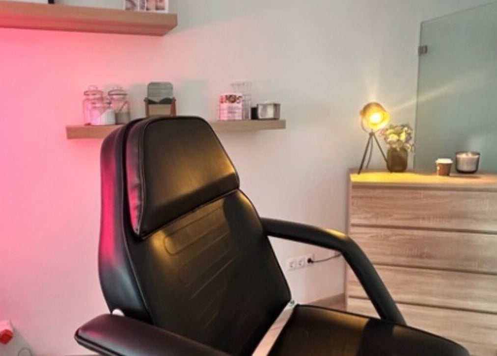 Cadeira de luxo em ambiente acolhedor no Femmi.Studio, Lagos, Faro, PT, ideal para tratamentos.