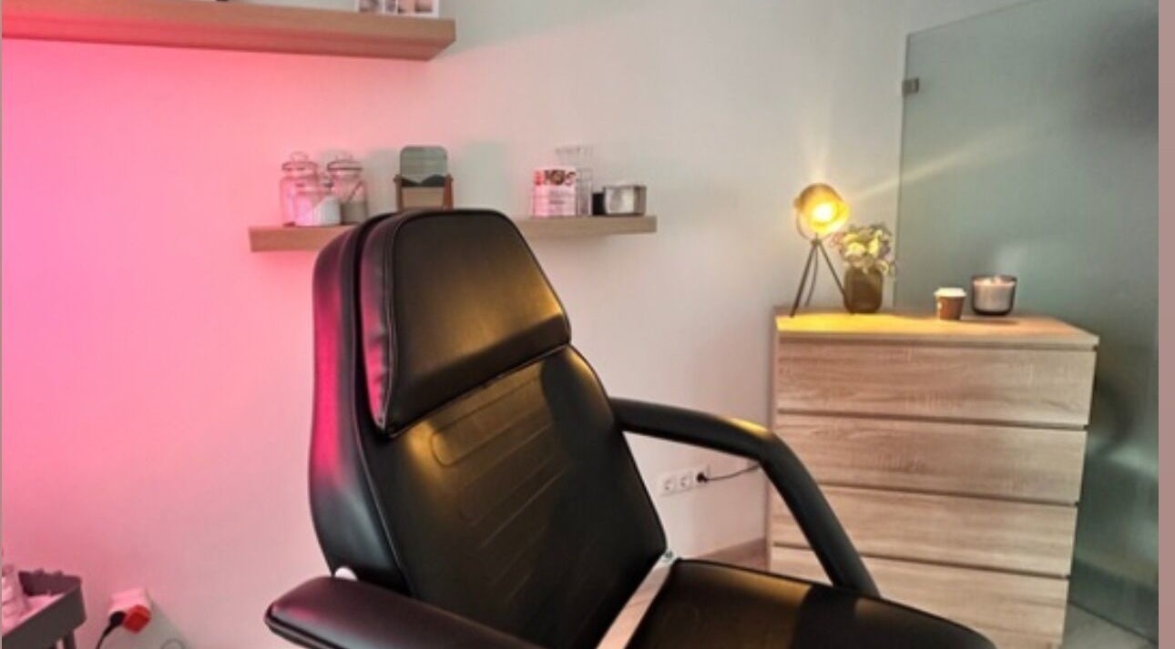 Cadeira de luxo em ambiente acolhedor no Femmi.Studio, Lagos, Faro, PT, ideal para tratamentos.