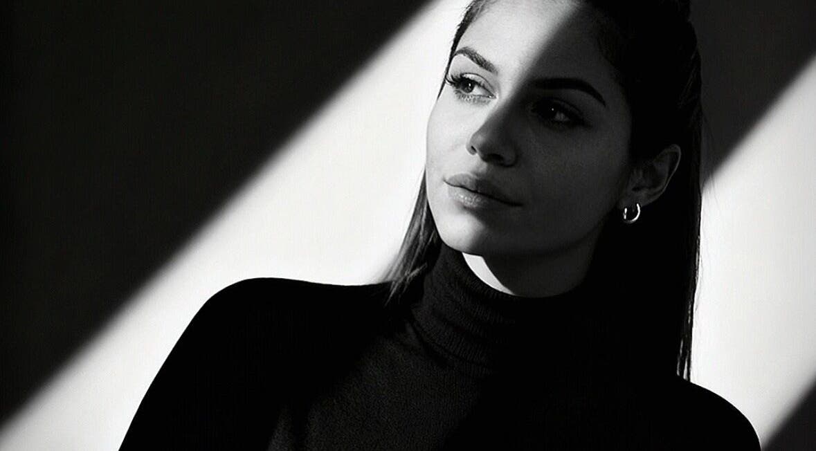 Retrato en blanco y negro de una mujer en Yolanda Belmonte Lash, Villaverde Del Río, Andalucía, ES.