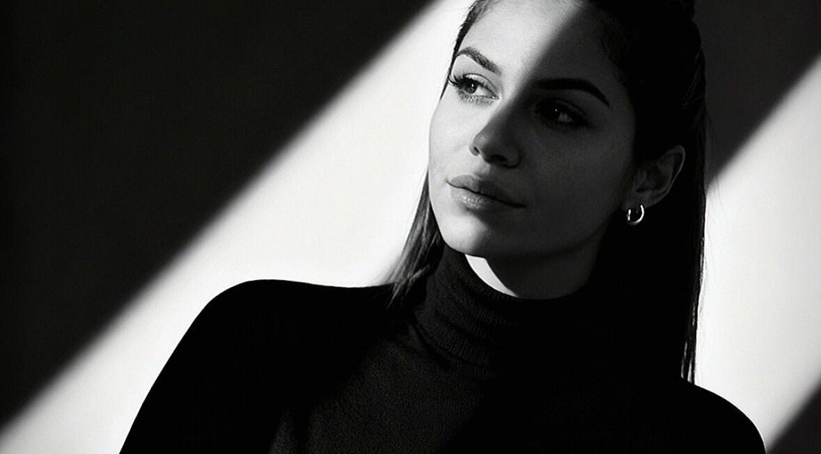 Retrato en blanco y negro de una mujer en Yolanda Belmonte Lash, Villaverde Del Río, Andalucía, ES.
