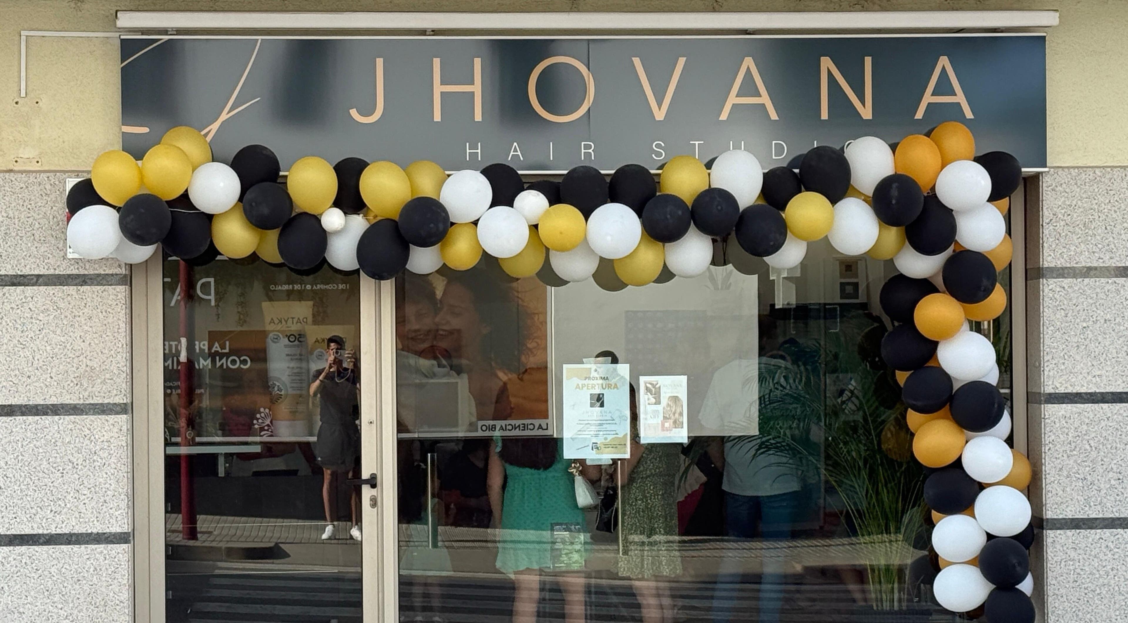 Entrada decorada con globos de Jhovana Hair Studio en L'escala, Catalunya, ES.