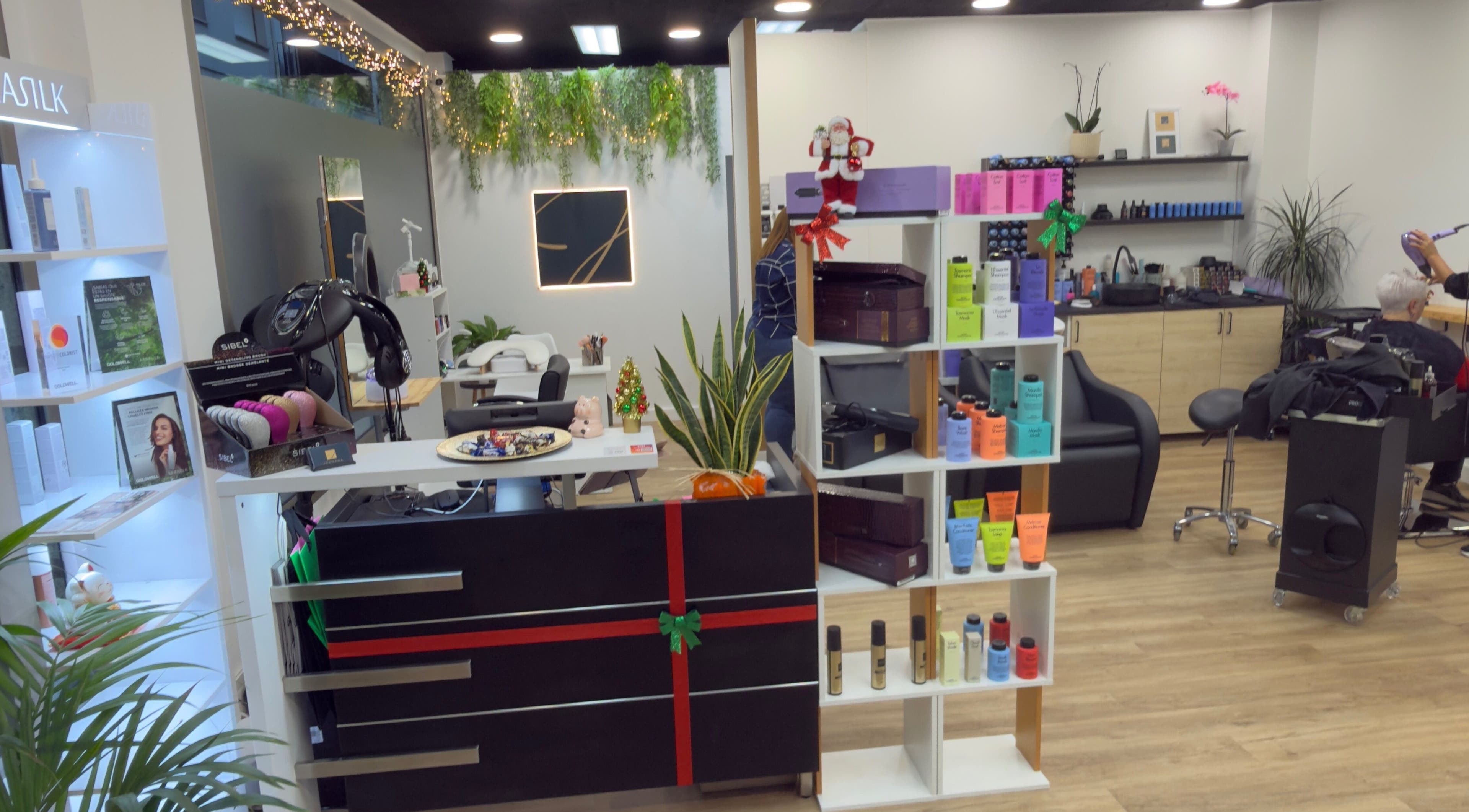 Interior moderno de Jhovana Hair Studio en L'escala, Catalunya, ES, con productos y decoraciones elegantes.