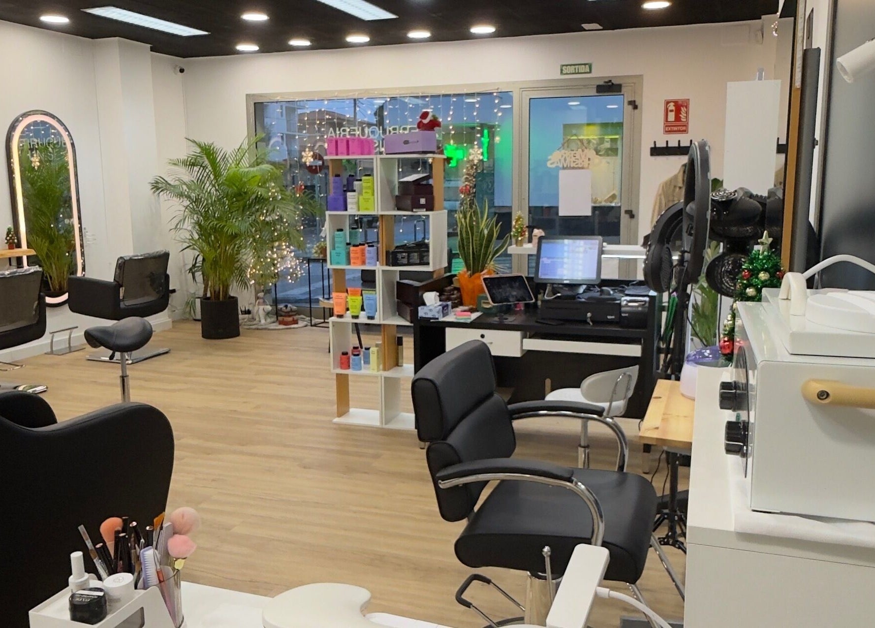 Interior elegante de Jhovana Hair Studio en L'escala, Catalunya, ES, con sillas y decoración moderna.