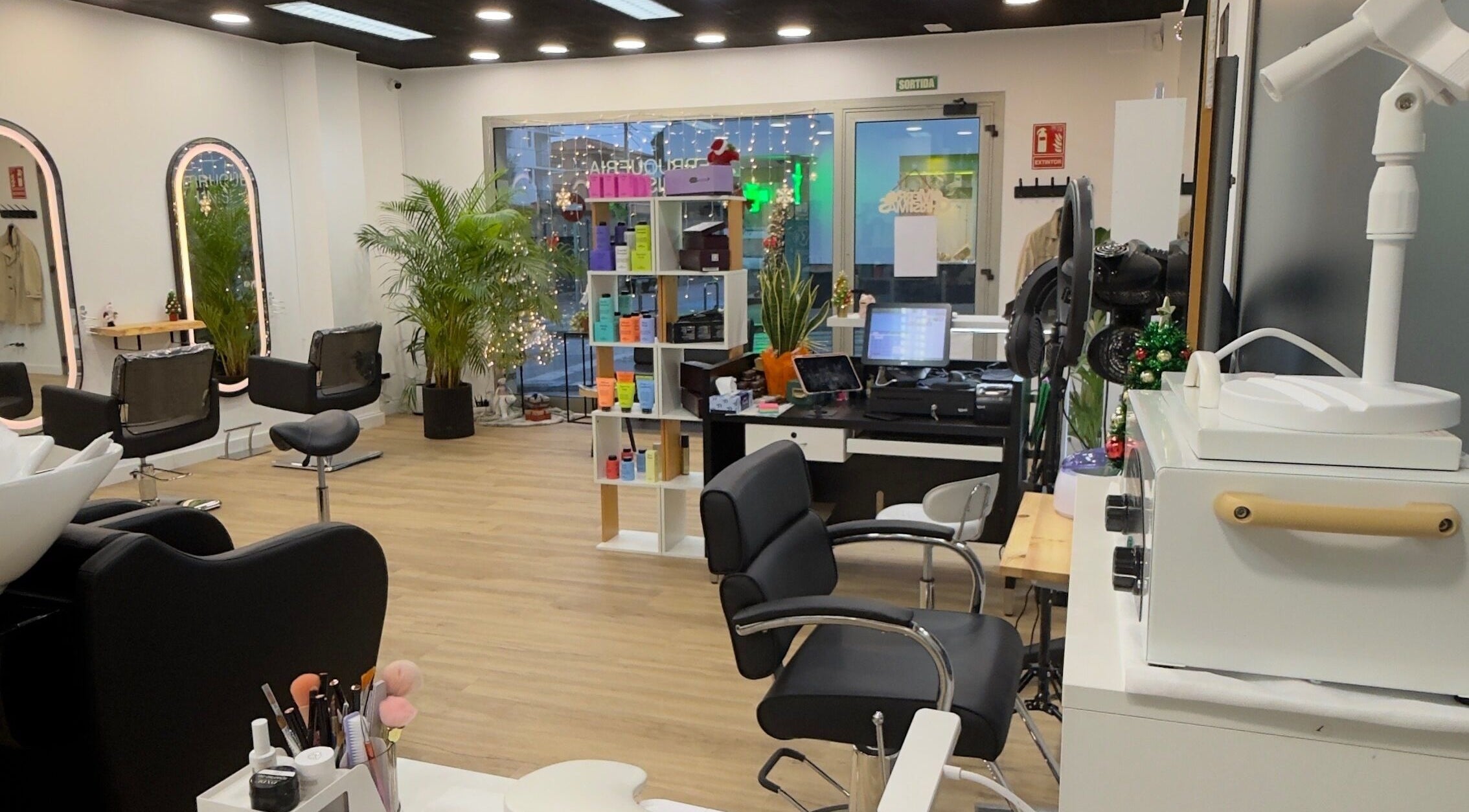 Interior elegante de Jhovana Hair Studio en L'escala, Catalunya, ES, con sillas y decoración moderna.