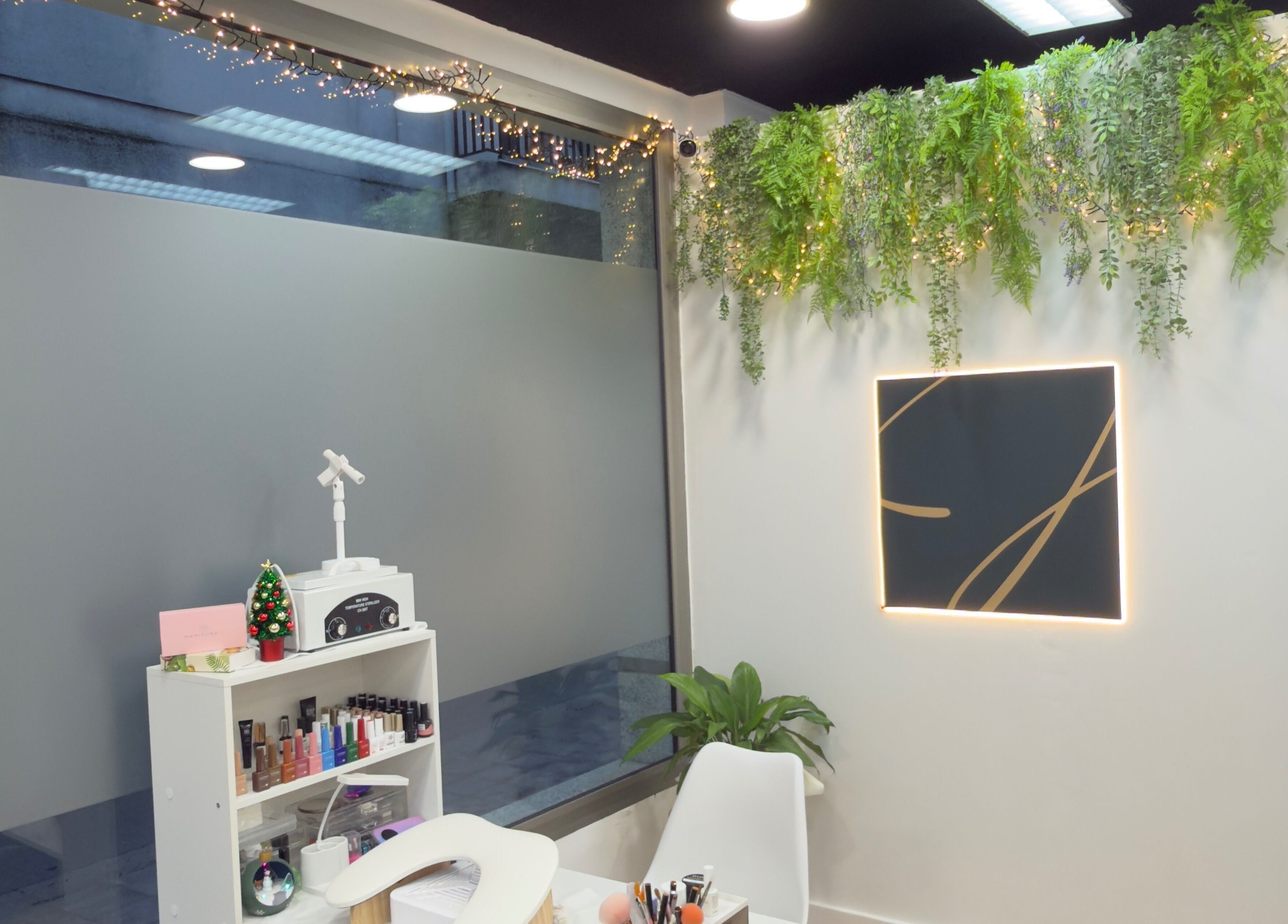 Interior relajante en Jhovana Hair Studio, L'escala, Catalunya, ES, con decoración elegante y luz ambiental.