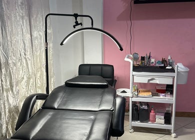 Sala de micropigmentación en Ashley Suárez, Guayaquil, Guayas, EC, con camilla y equipo profesional.