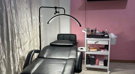 Sala de micropigmentación en Ashley Suárez, Guayaquil, Guayas, EC, con camilla y equipo profesional.