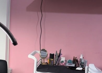 Sala de micropigmentación en Ashley Suárez en Guayaquil, Guayas, EC, con herramientas de belleza organizadas.