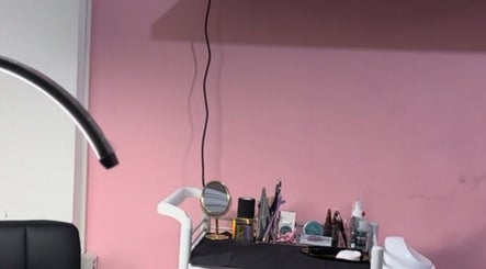 Sala de micropigmentación en Ashley Suárez en Guayaquil, Guayas, EC, con herramientas de belleza organizadas.