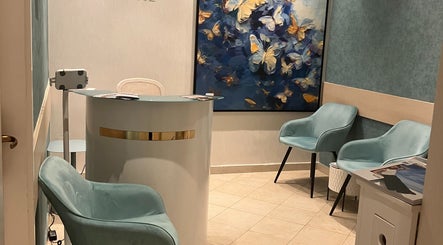 CSET® Terápia A-LAB MEDICAL váróterem, Budapest, Magyar, HU, modern székek és művészeti dekoráció.