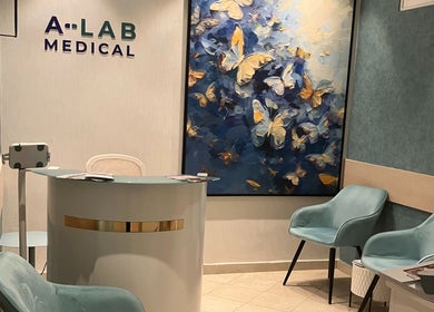 CSET® Terápia A-LAB MEDICAL fogadóterem Budapest, Magyar, HU. Modern székek és művészi pillangókép.