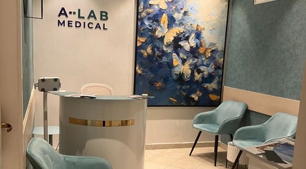 CSET® Terápia A-LAB MEDICAL fogadóterem Budapest, Magyar, HU. Modern székek és művészi pillangókép.