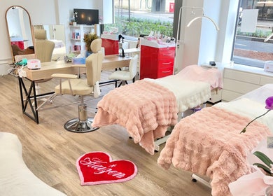 Elegant KAIZEN spa room in Pyrmont, New South Wales, AU with plush decor and natural light.