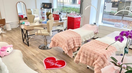 Elegant KAIZEN spa room in Pyrmont, New South Wales, AU with plush decor and natural light.