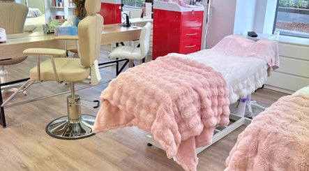 KAIZEN in Pyrmont, New South Wales offers tranquil spa with plush pink treatments beds and chic decor.